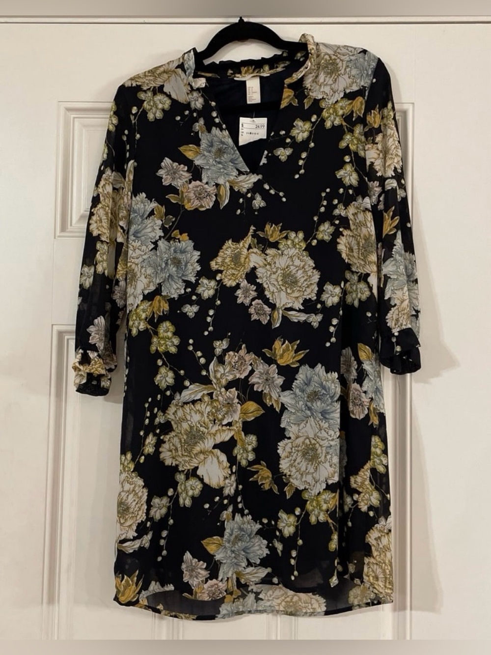 H&M Womens Floral V-Neck Shift Dress in Black with Pale Blue & Cream Flowers, S6